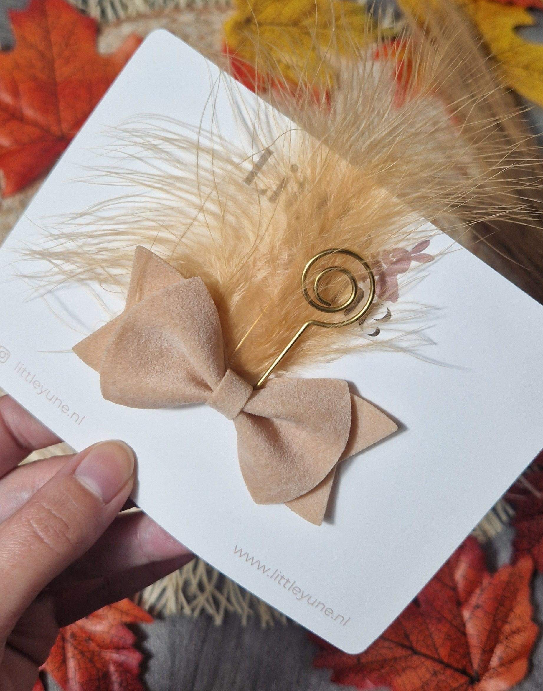 Sinterklaas haarstrik beige suède