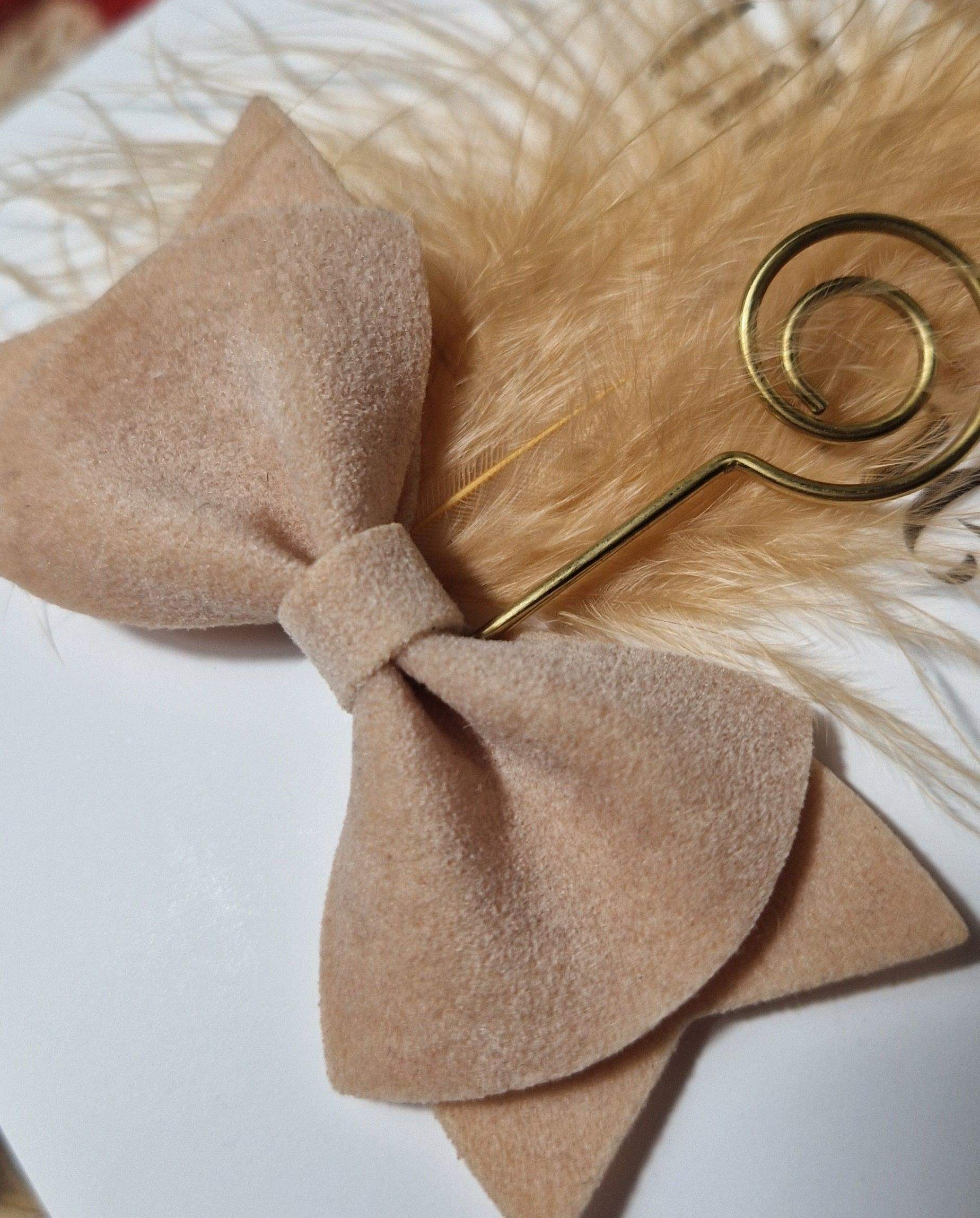 Sinterklaas haarstrik beige suède