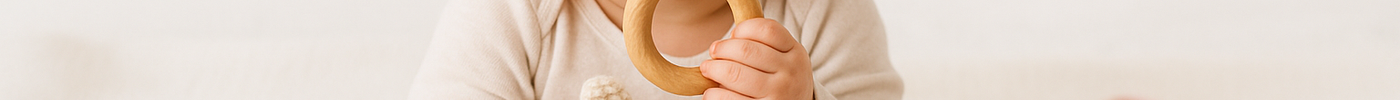 Baby met kraamcadeau items voor collectie