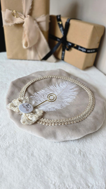 Luxe pietenmuts | Beige velvet | strik