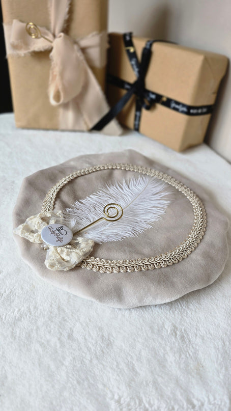 Luxe pietenmuts | Beige velvet | strik