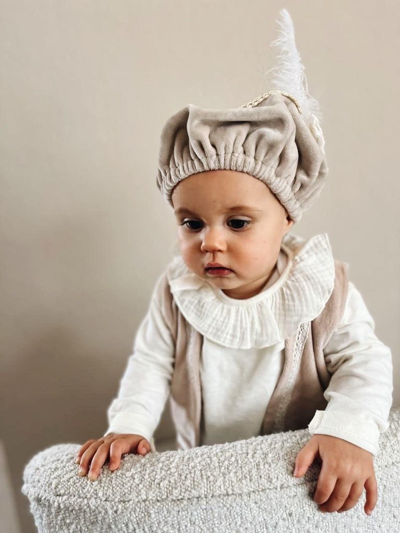 Luxe pietenmuts | Beige velvet | strik